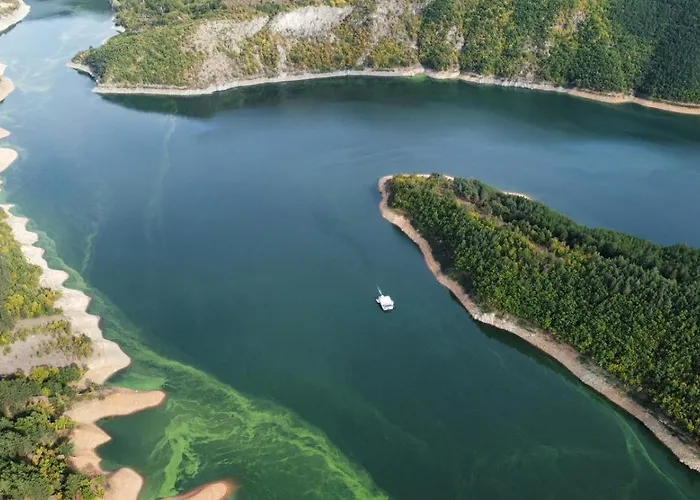плаващи къщи райски кът язовир кърджали Brosh