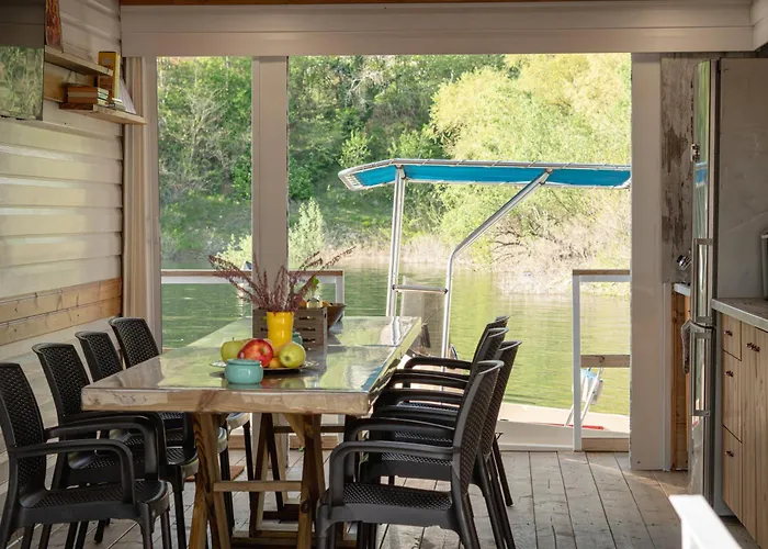 плаващи къщи райски кът язовир кърджали Semesterbostad *