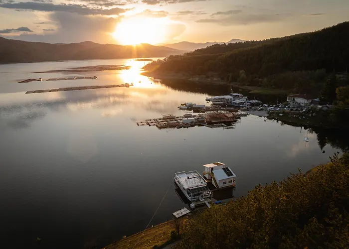 плаващи къщи райски кът язовир кърджали